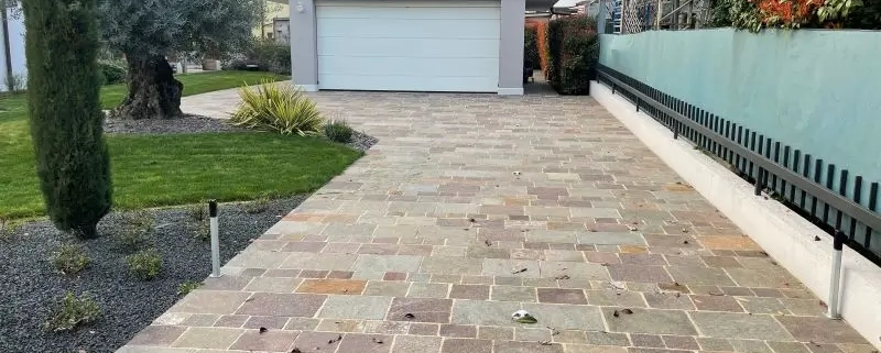 pavimentazione esterna giadino MIlano con garage